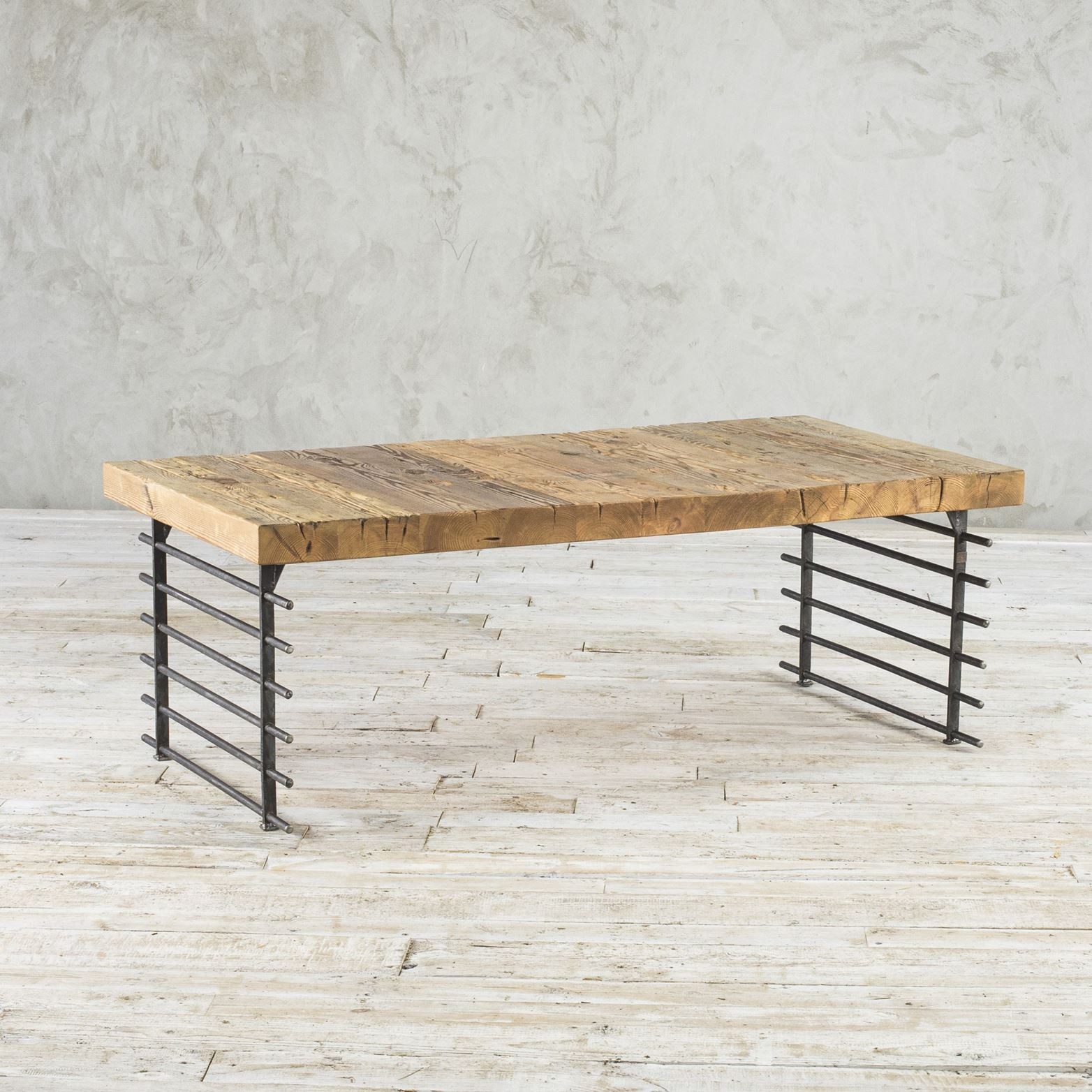 Industrialny stolik ze starego drewna No. 359