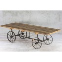 Stół - wóz ze starego drewna na kołach